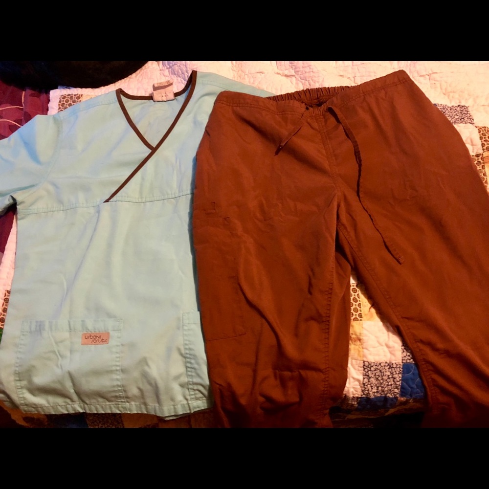 Medium scrubs, 2 pants and two shirts